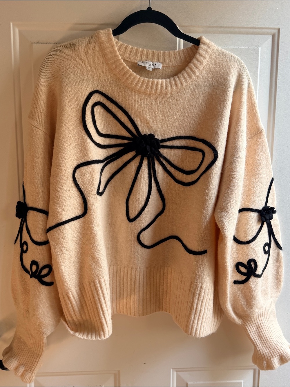 Gilli Cream Sweater with Black Bow-Appliqué size Large